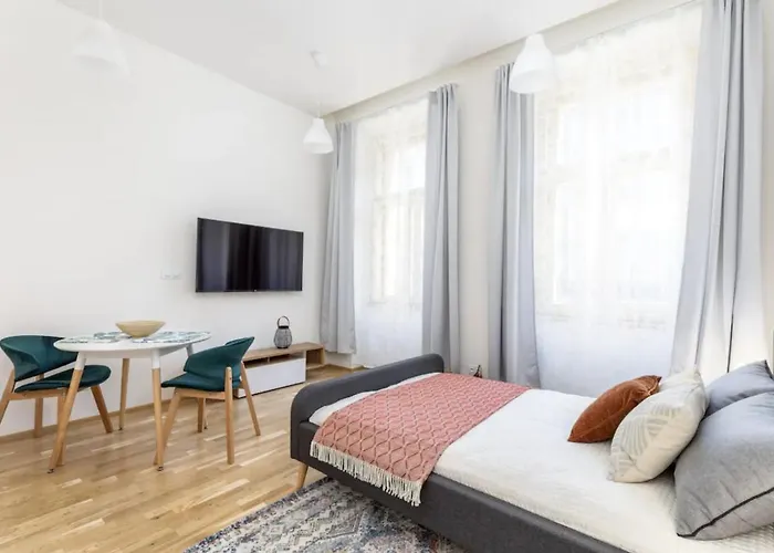 Bright Aparment Close To Wenceslas Square With Parking