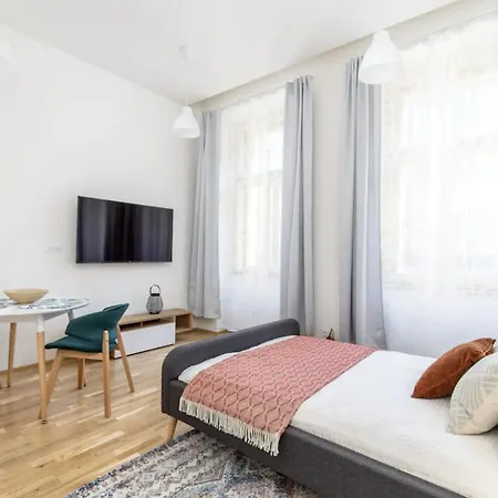 Bright Aparment Close To Wenceslas Square With Parking