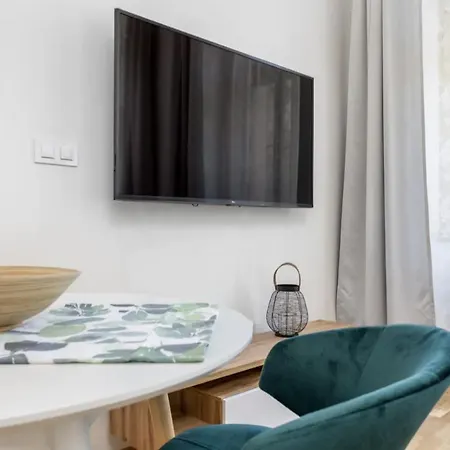 Bright Aparment Close To Wenceslas Square With Parking