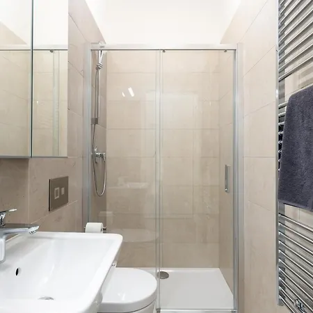 Bright Aparment Close To Wenceslas Square With Parking 아파트 *
