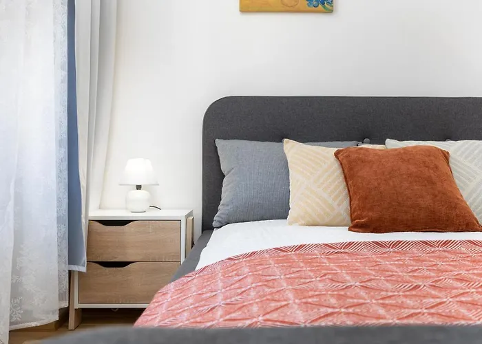 Bright Aparment Close To Wenceslas Square With Parking 아파트 *
